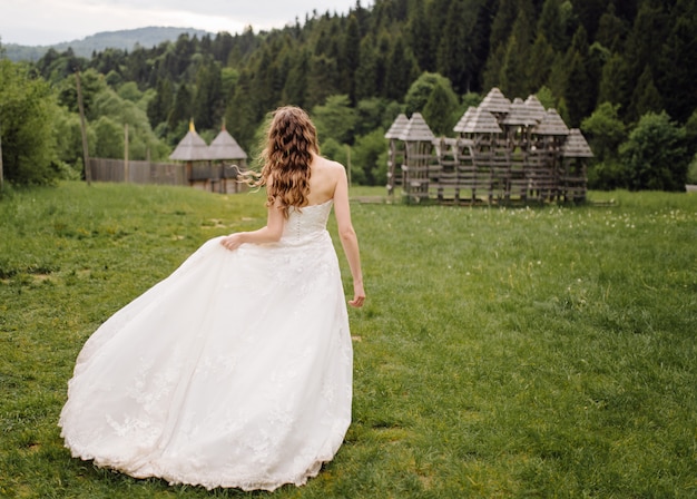 eine schöne Braut, die Hochzeitskleid trägt