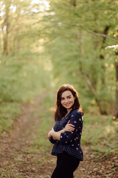 Eine schöne junge Frau, die im Wald geht