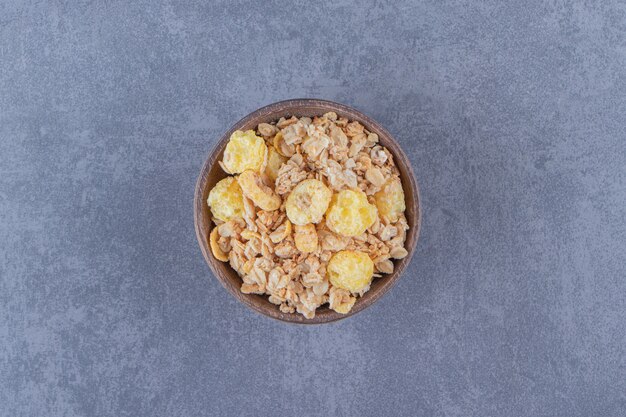 Eine Schüssel mit würzigem Müsli auf dem Marmorhintergrund.