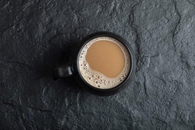 Eine schwarze Tasse Kaffee auf Schwarz.