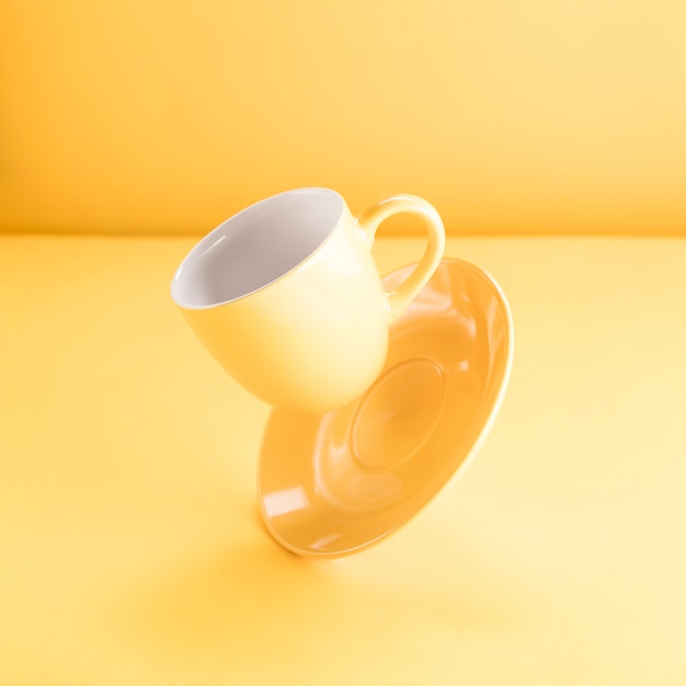 Eine schwimmende gelbe Kaffeetasse