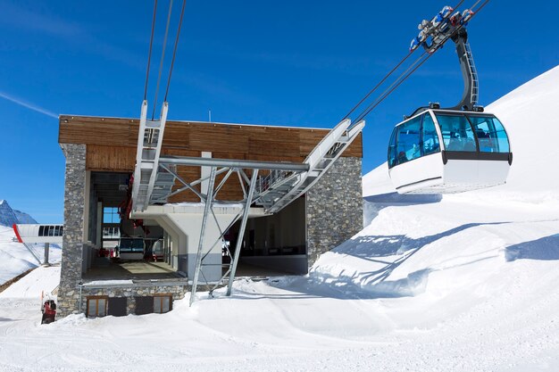 Eine Seilbahn mit Seilbahnen in einem Berggebiet