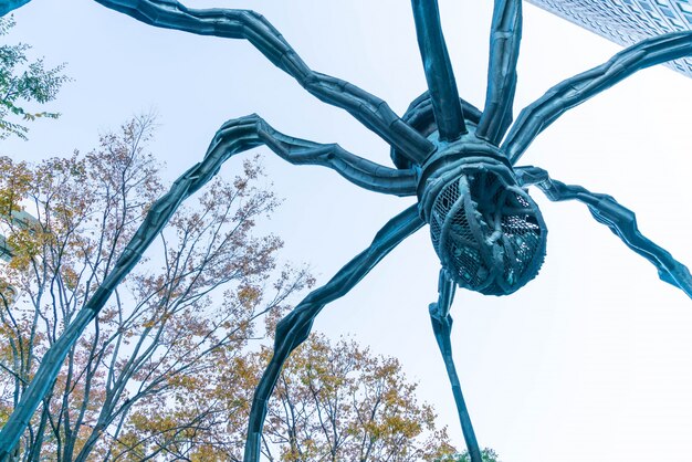 eine Spinnenskulptur von Louise Bourgeois, gelegen an der Basis des Mori-Turmgebäudes in Roppongi Hills