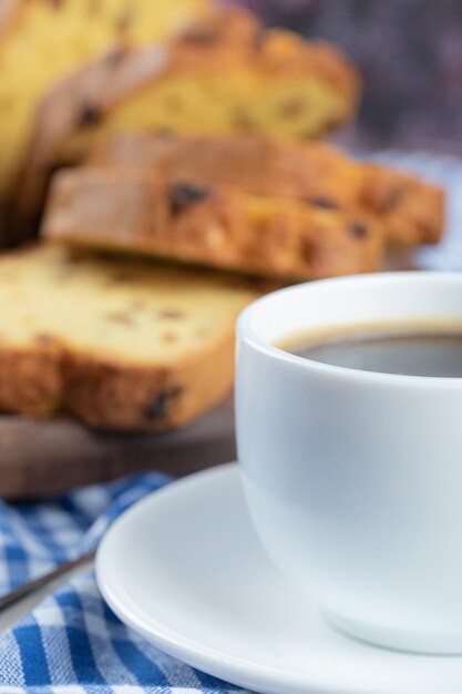 Eine süße Vanillepastete mit einer Tasse heißer Schokolade