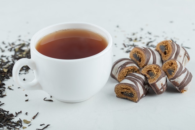 Eine Tasse Aroma-Tee mit Schokoriegeln.