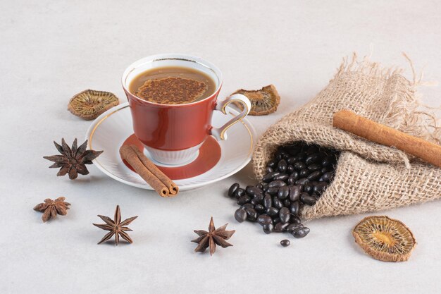 Eine Tasse aromatischer Kaffee mit Zimtstangen und Sternanis