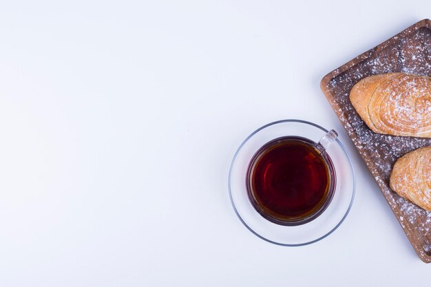 Eine Tasse Espresso mit kaukasischem Gebäck auf blauem Hintergrund. Hochwertiges Foto