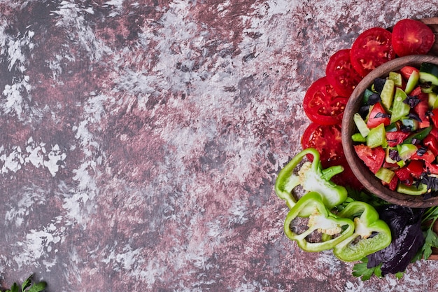 Eine Tasse Gemüsesalat auf dem Marmor serviert