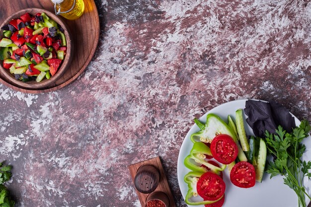 Eine Tasse Gemüsesalat mit Gewürzen und Öl.