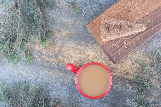 Eine Tasse heißen Kaffee mit Stück Kuchen auf Marmorhintergrund. Foto in hoher Qualität