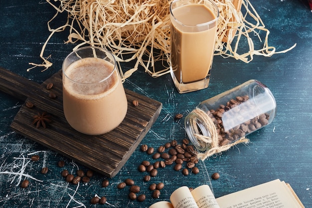 Eine Tasse Kaffee auf einem Holzbrett.