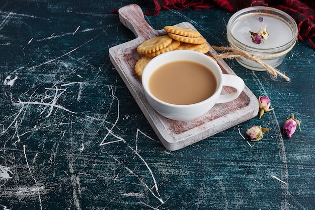 Eine Tasse Kaffee mit Keksen.