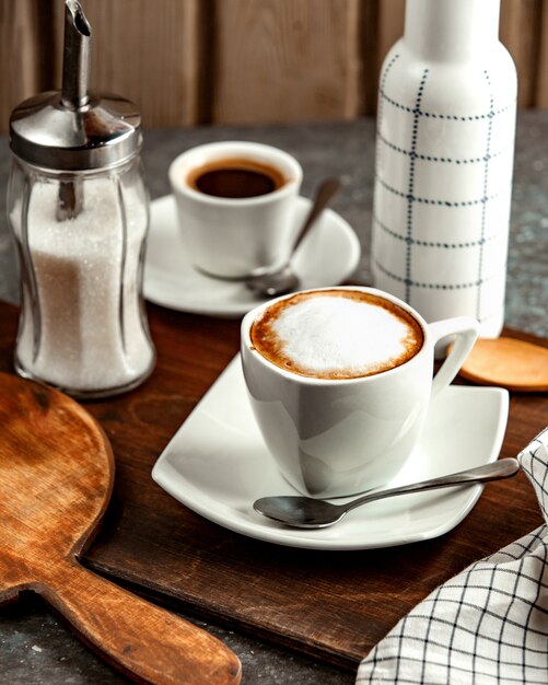 Eine Tasse Kaffee mit Sahne und Zucker