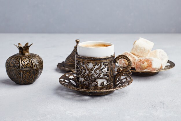 Eine Tasse Kaffee mit türkischem Lokum.