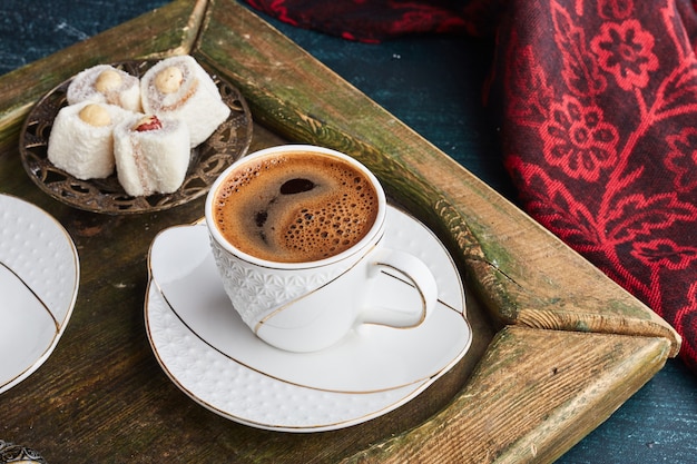 Eine Tasse Kaffee mit türkischem Lokum.