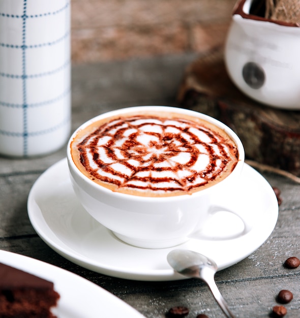 Eine Tasse Kaffee mit Zimt