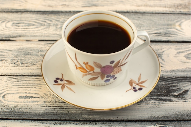 Kostenloses Foto eine tasse kaffee von vorne, heiß und stark auf dem grauen rustikalen schreibtischkaffee-heißgetränk