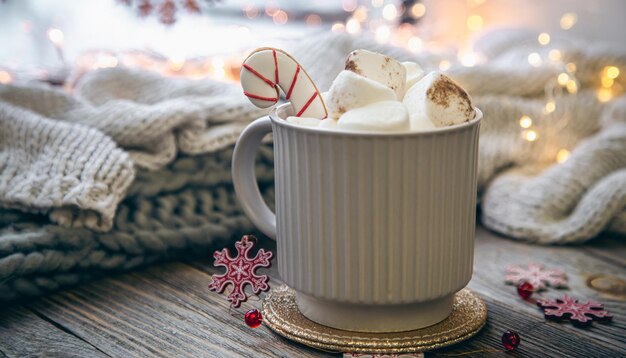 Eine Tasse Kakao mit Marshmallows in Nahaufnahme auf verschwommenem Hintergrund