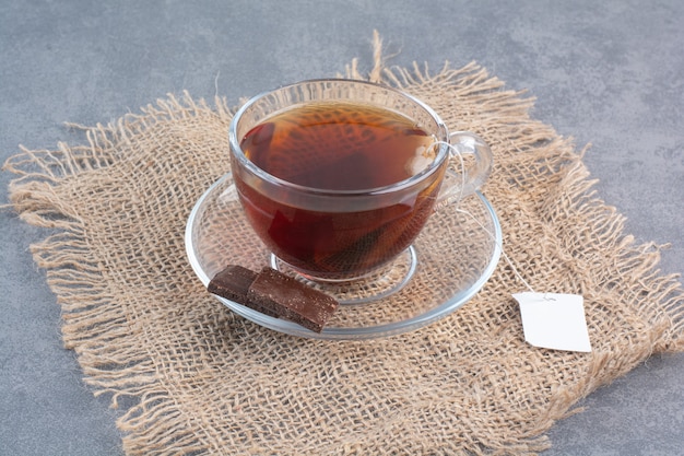 Eine Tasse köstlichen Aroma-Tee auf Sackleinen.