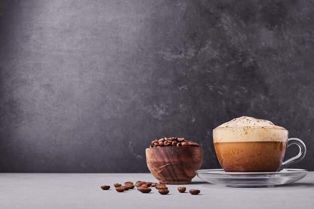 Eine Tasse Latte lokalisiert auf grauem Hintergrund.