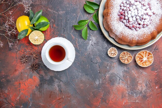 eine Tasse Tee eine Tasse schwarzer Tee Zitrusfrüchtekuchen mit Beeren Sternanis