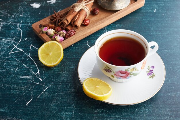 Eine Tasse Tee mit Kräutern.