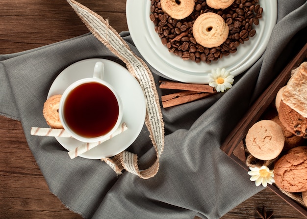 Eine Tasse Tee und Zuckerkekse. Draufsicht