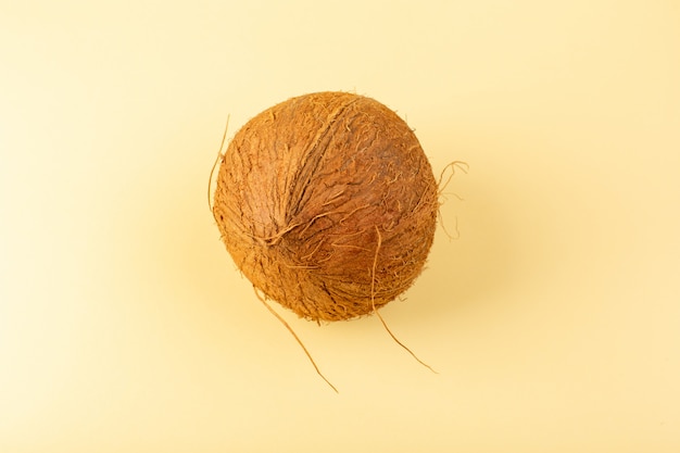 Eine Vollansicht Kokosnuss ganz milchig frisch weich auf der cremefarbenen isoliert