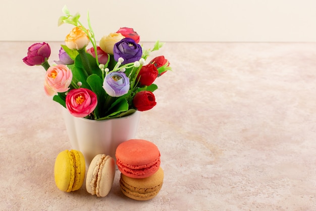 Eine Vorderansicht bunte französische Macarons köstliches und gebackenes Backen