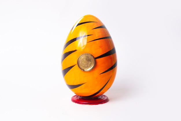 Eine Vorderansicht Ei Choco Orange Schwarz auf dem weißen Schreibtisch entworfen