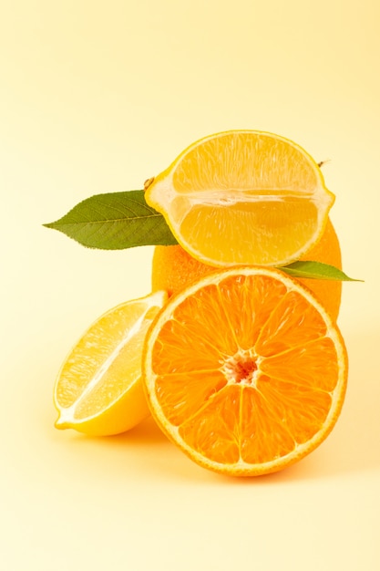Eine Vorderansicht ganze Orange und geschnittenes Stück zusammen mit geschnittener Zitrone reifen frischen saftigen milden isoliert auf der Creme Hintergrund Zitrusfrucht Orange