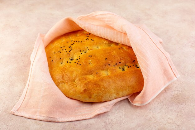 Eine Vorderansicht gebackene Brot heiß lecker in rosa Handtuch auf rosa gewickelt