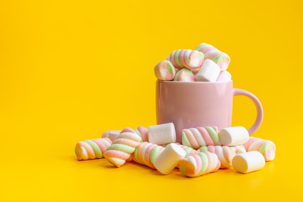 Eine Vorderansicht kaut Marmeladen innen und außen rosa, Tasse auf gelbe, süße Zuckerfarbe Confiture