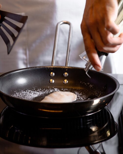 Eine Vorderansicht kochen braten Essen in der Küche Mahlzeit Küche kochen Essen