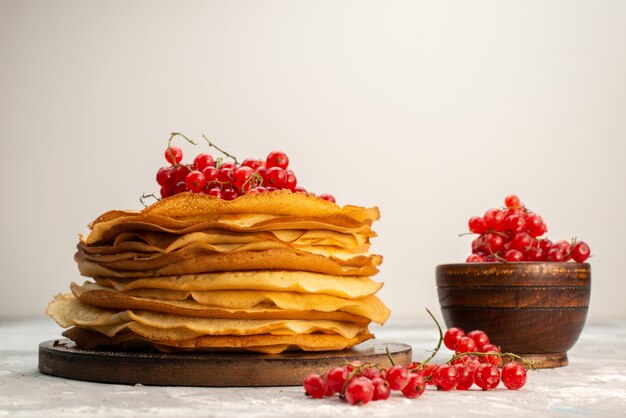 Eine Vorderansicht köstliche runde Pfannkuchen lecker und rund geformt mit Preiselbeeren Pfannkuchen Gebäck kochen