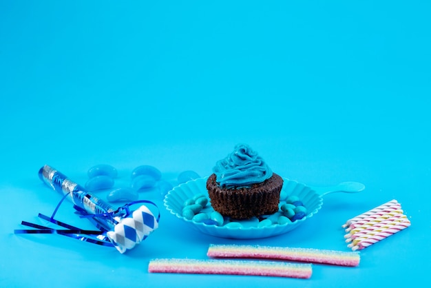 Eine Vorderansicht köstlicher Browny mit Blau, Creme auf Blau, Kuchenkekszuckerfarbe