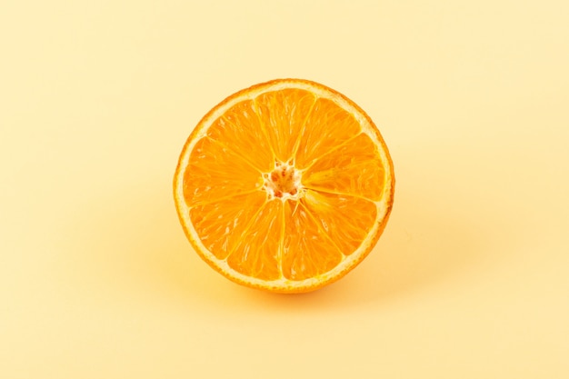 Eine Vorderansicht Orangenscheibe frisch mild saftig reif isoliert auf dem cremefarbenen Hintergrund Zitrusfruchtsaft Sommer