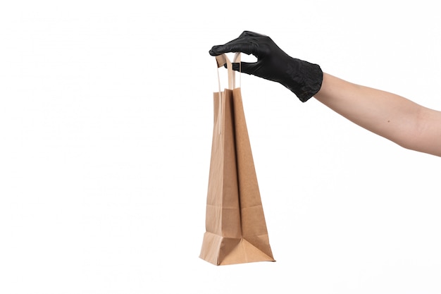 Eine Vorderansicht Papaer Paket leer halten von Frau in schwarzen Handschuh auf weiß