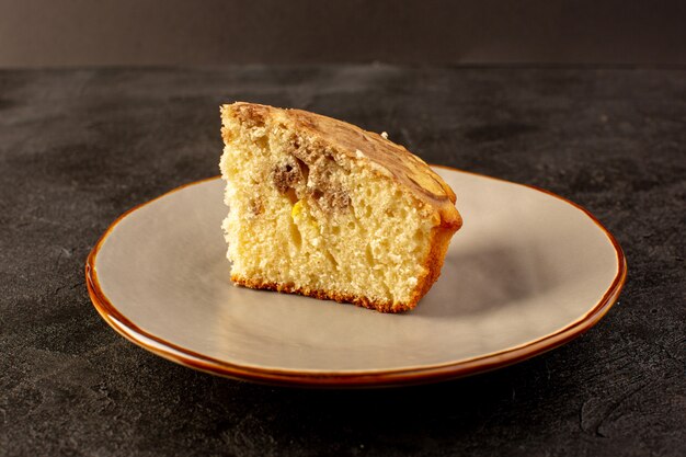 Eine vordere geschlossene Ansicht süßes Kuchenstück köstliches leckeres Schoko-Kuchenstück innerhalb beiger Platte