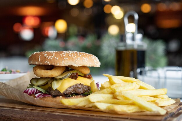 Einen Burger servieren Hintergrund