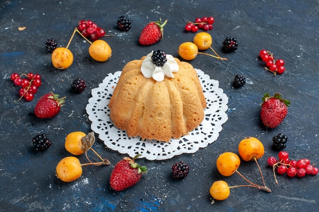 einfacher leckerer Kuchen mit Sahne und Brombeere zusammen mit Beeren auf dunkel