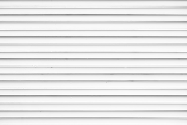 Kostenlose Foto einfacher weißmetallwandhintergrund