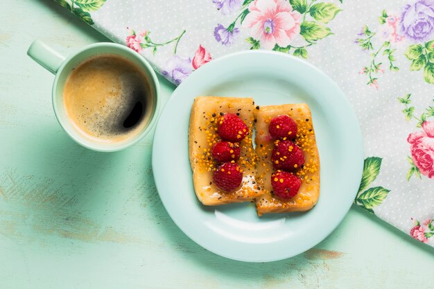 Einfaches Frühstück mit Erdbeeren und Kaffee