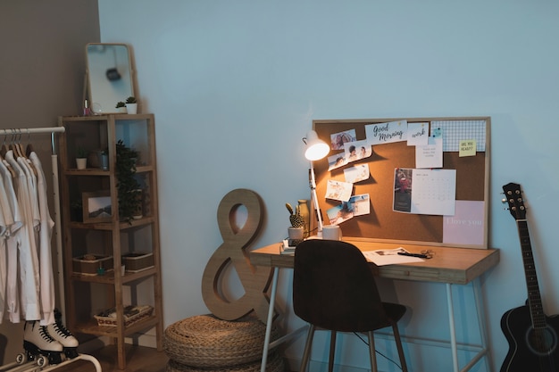 Kostenloses Foto einfaches wohnzimmer mit kleiderschrank und schreibtisch