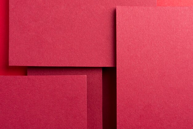 Einfarbige Stilllebenanordnung mit rotem Papier