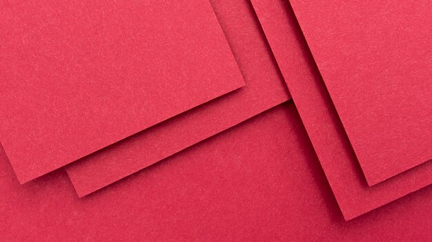 Einfarbige Stilllebenanordnung mit rotem Papier