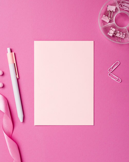 Einfarbiges Stillleben-Sortiment mit rosa Schreibwaren