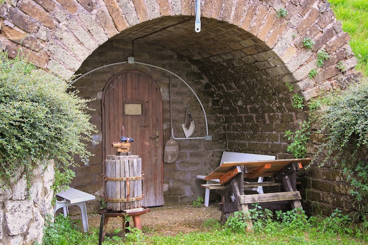 Kostenlose Foto eingang zu einem alten italienischen weinkeller
