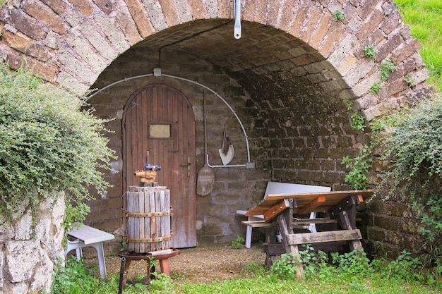Eingang zu einem alten italienischen Weinkeller