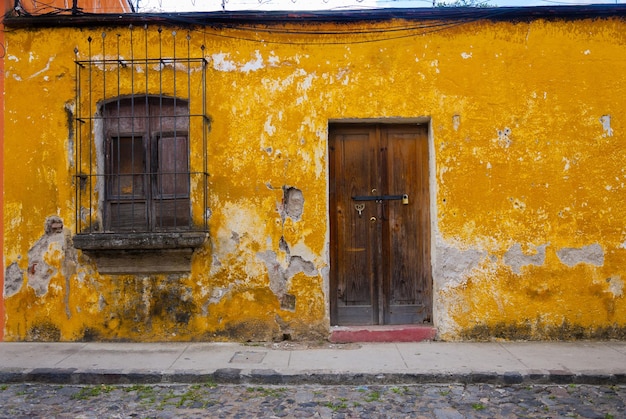 Eingangstür und Fassade der Häuser in der Kolonialstadt La Antigua Guatemala.